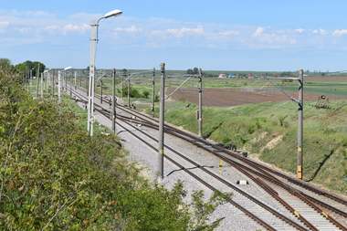 CFR anunţă finalizarea unor lucrări capitale de reparaţii pe două linii de 2 kilometri şi 7 metri respectiv 1 kilometru şi 682 metri. Lucrările au costat peste 23 de milioane de lei, fonduri de la bugetul de stat
