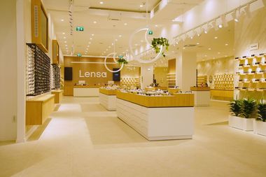 Lensa deschide cel mai mare showroom de optică din Europa Centrală şi de Est, la Bucureşti. Compania estimează afaceri de 17 milioane euro în acest an, iar anul viitor se va extinde în Europa cu magazine online 
