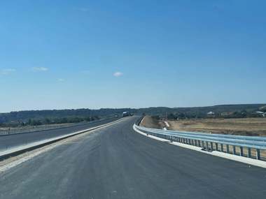 CNAIR anunţă că se lucrează pe întreg tronsonul 2 al şantierului Craiova – Piteşti, cu 1.800 muncitori şi peste 600 utilaje 