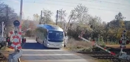 UPDATE - Şofer de autocar, filmat în timp ce rupe barierele lăsate la o trecere la nivel cu calea ferată în judeţul Prahova / Şoferul a fost identificat, fiind sancţionat - VIDEO