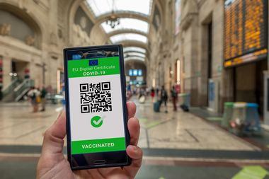 Vola.ro: Românii călătoresc tot mai des cu ajutorul certificatului verde. Italia, Marea Britanie, Spania, Germania şi Franţa, printre cele mai căutate destinaţii de vacanţă de toamnă