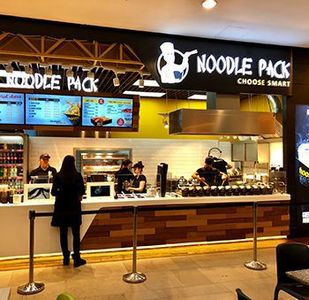 Lanţul de restaurante Noodle Pack, cu acţionariat 100% românesc, a luat un credit de 5 milioane de lei de la CEC Bank. Compania vrea să deschidă la începutul anuluiviitor primul Drive Thru din reţea