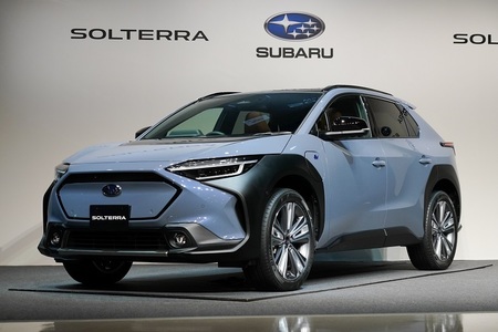 Subaru a prezentat joi primul vehicul al său integral electric, SUV-ul Solterra, rezultatul unei colaborări cu Toyota