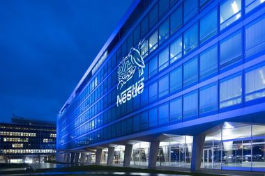 Nestle anticipează că vânzările sale prin comerţul electronic aproape se vor dubla până în 2025, la 25% din vânzările totale ale grupului
