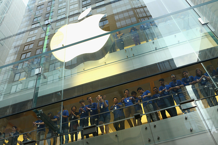 Apple a transmis angajaţilor că pot discuta despre salarii, orele lucrate şi condiţiile de muncă