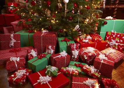 SONDAJ: 80% dintre români petrec Crăciunul în familie anul acesta. Jumătate cheltuie cel mult 500 lei pentru cadouri şi tot atât pentru petrecerea de Revelion /Doar 21% dintre cei chestionaţi se tem că s-ar putea îmbolnăvi de COVID-19. 46% nu se tem deloc