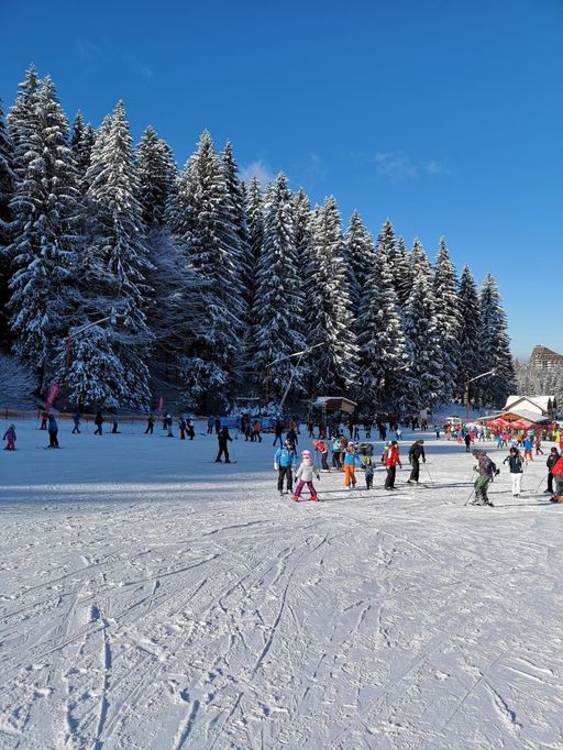 Revelion pe Valea Prahovei: Pachetul de cinci nopţi pentru două persoane poate  fi mai scump de 7000 de lei, la un hotel de patru stele. Tarifele la Sinaia, mai mari decât la Innsbruck
