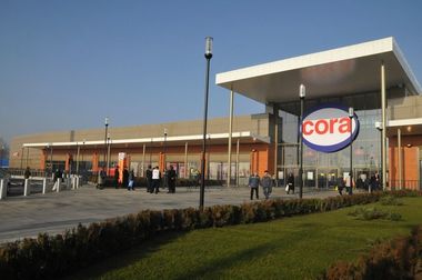 Louis Delhaize Group, proprietarul hipermarketurilor cora în România, vinde portofoliul imobiliar din România grupului austriac Supernova şi devine chiriaşul acestuia, păstrând integral operaţiunile comerciale ale hipermarketurilor cora din ţară