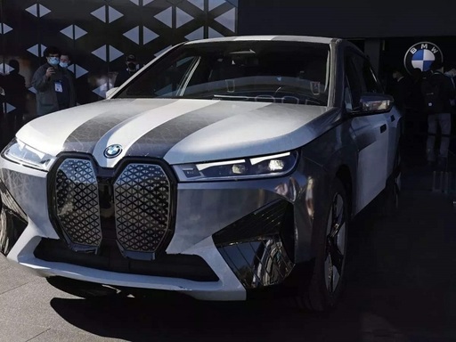 BMW a prezentat la CES primul automobil din lume care ”îşi schimbă culoarea” - VIDEO