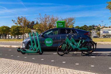 Bolt anunţă o nouă rundă de finanţare în valoare de 628 de milioane de euro, pentru a accelera tranziţia de la maşinile personale, la mobilitatea partajată. Compania este evaluată la 7,4 miliarde de euro