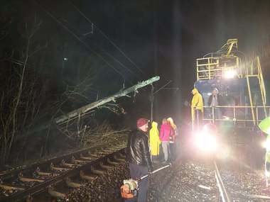 CFR: Trenurile circulă cu tracţiune electrică pe firul II, pe relaţia Ghioroc - Glogovăţ / Verificări pentru repunerea în funcţiune şi a firului I  