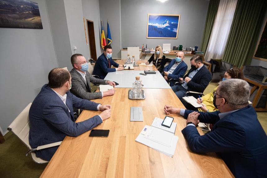 Ministrul Antreprenoriatului şi turismului a discutat cu ministrul Mediului despre situaţia plajelor de pe litoralul românesc şi despre dezvoltarea domeniilor schiabile
