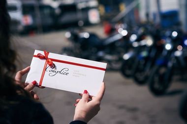 Magazin online: Bugetul mediu alocat premiilor şi cadourilor experienţiale de către români s-a ridicat anul trecut la  297 euro. Românii şi-au făcut şi singuri cadouri experienţiale, nu doar le-au dăruit altora