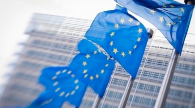 Comisia Europeană va propune miercuri  reguli care să permită ca unele centrale pe gaze naturale şi nucleare să fie etichetate drept investiţii verzi - sursă