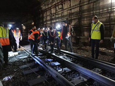 Lucrare de amploare derulată de echipele Metrorex, la Piaţa Victoriei 2 – A fost schimbat un macaz, intervenţia fiind executată noaptea pentru a nu perturba circulaţia 

 