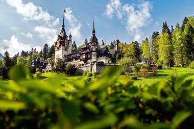 STUDIU: Românii îşi propun să călătorească mai mult în acest an şi au în plan să organizeze între 2 şi 4 vacanţe în România şi 1-2 vacanţe în Europa. Preţurile vor creşte cu 5-10% în următorii 2 ani