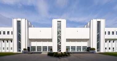 Producătorul de îmbrăcăminte de lux Moncler extinde fabrica din România, amplasată la Bacău şi anunţă construirea unei grădiniţe pentru copiii salariaţilor