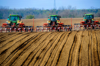 Patria Bank lansează un produs de creditare destinat fermierilor care vor să cumpere pământ, pe fondul creşterii puternice a preţurilor terenurilor agricole