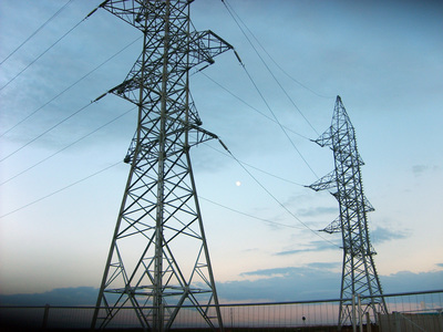 Ucraina se deconectează de la reţeaua electrică a statului Belarus şi se conectează la cea europeană; centralele energetice trec la utilizarea de gaze în loc de cărbune
