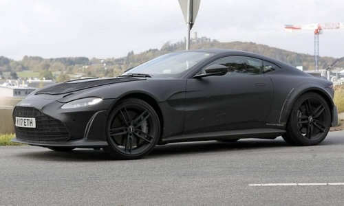 Aston Martin a lansat versiunea finală a maşinii sale sport V12 Vantage cu combustie internă