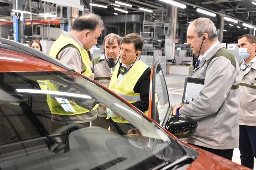 Ministrul Economiei, vizită la Dacia Mioveni: Susţinem industria auto din România şi căutăm cele mai bune soluţii pentru depăşirea situaţiei dificile cu care aceasta se confruntă / Măsuri pentru uzina afectată de criza semiconductorilor 