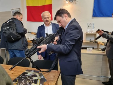 Ministrul Economiei, la Uzina Mecanică Cugir: E nevoie de investiţii în tehnologie nouă, modernă, prietenoasă cu mediul. Există personal care munceşte în condiţii grele, cu utilaje vechi de 50 de ani, dar şi angajaţi care lucrează în secţii modernizate