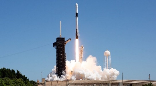 O rachetă a SpaceX a decolat vineri cu primul echipaj exclusiv privat lansat vreodată către Staţia Spaţială Internaţională