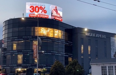 Premiere în outdoor-ul digital în România: primul ecran 3D şi primul ecran pe suprafaţă curbă - FOTO