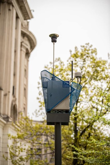 Ministerul Mediului: Locuitorii din Bucureşti au un nou punct de măsurare a calităţii aerului, care monitorizează poluarea cu particule PM10 şi PM2.5. Acesta a fost amplasat în Sectorul 5, în faţa ministerului