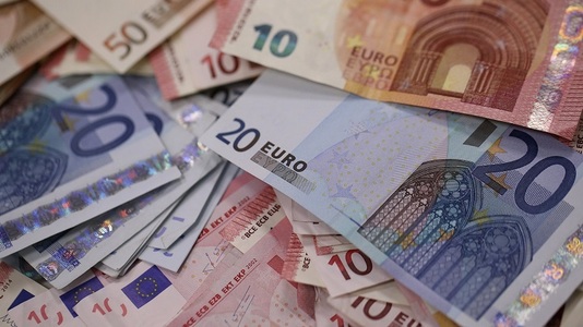 Euro a scăzut miercuri faţă de dolar la cel mai redus nivel din ultimii cinci ani
