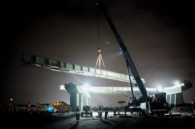 CNAIR: Au fost montate elementele suprastructurii primei deschideri a pasajului principal al A0 peste Autostrada Soarelui pentru ca traficul din minivacanţa de 1 mai să nu fie afectat de lucrări