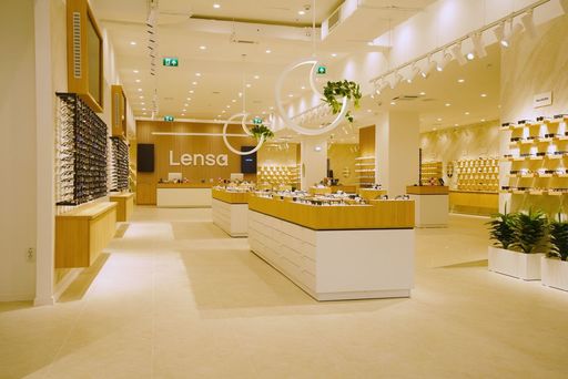 Retailerul român de optică Lensa anunţă o cifră de afaceri cumulată de peste 40 de milioane de euro, în nouă ani de activitate. Compania vrea să inaugurez cel puţin 8 magazine noi în acest an