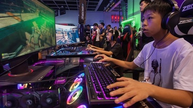 China a ordonat platformelor de internet să intensifice supravegherea modului în care minorii folosesc serviciile de streaming live