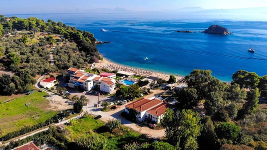 Hello Holidays: Primii turişti ai agenţiei care merg în vacanţă în Grecia, fără restricţii de călătorie, ajung în Halkidiki. Ne aşteptăm să avem cel mai mare număr de turişti din ultimii ani. Noutăţile anului sunt insulele Skopelos, Alonissos şi Skiathos