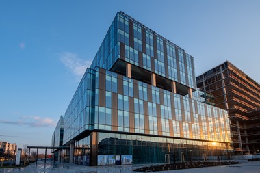 Dezvoltatorul imobiliar One United Properties a raportat un profit net de 166,4 milioane de lei în primul trimestru al anului, în creştere cu 320%. Compania şi-a programat investiţii de peste 1,1 miliarde de lei în acest an