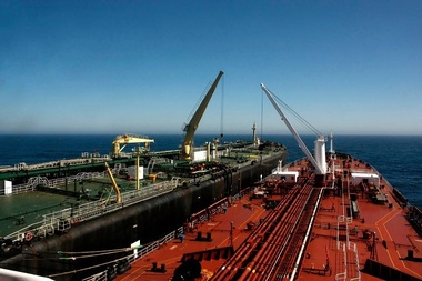 Grecia devine un nou centru important pentru exporturile ruseşti de păcură în sistemul de la navă la navă