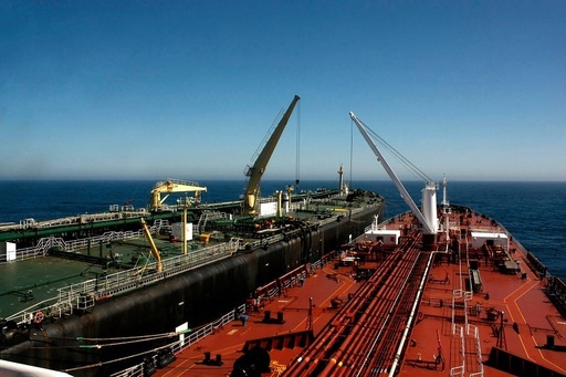 Grecia devine un nou centru important pentru exporturile ruseşti de păcură în sistemul de la navă la navă