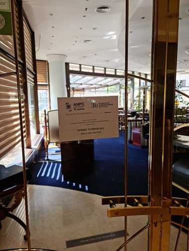 Hotelul Intercontinental din Bucureşti, amendat de ANPC cu 100.000 de lei pentru mai multe nereguli, printre care alimente expirate, camere cu geamuri crăpate şi cabluri neizolate. Comisarii au propus închiderea unităţii de cazare