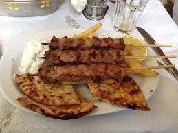 Restaurantele din Grecia resimt impactul inflaţiei; preţul mediu al popularei souvlaki a crescut cu 30%