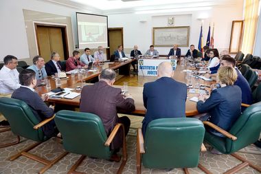 Şeful CJ Iaşi, după întâlnirea liderilor politici locali cu reprezentanţii societăţii civile pe tema autostrăzii A8: Vom continua să punem presiune, indiferent cine conduce Ministerul Transporturilor, Guvernul sau orice altă institutie implicată