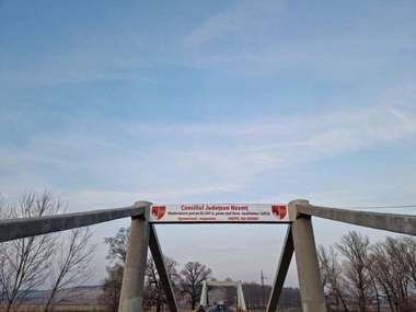 Pod rutier rupt în judeţul Neamţ - Ministerul Dezvoltării: Lucrările la acest pod nu sunt finalizate şi recepţionate, aşadar, obiectivul nu putea fi dat în folosinţă