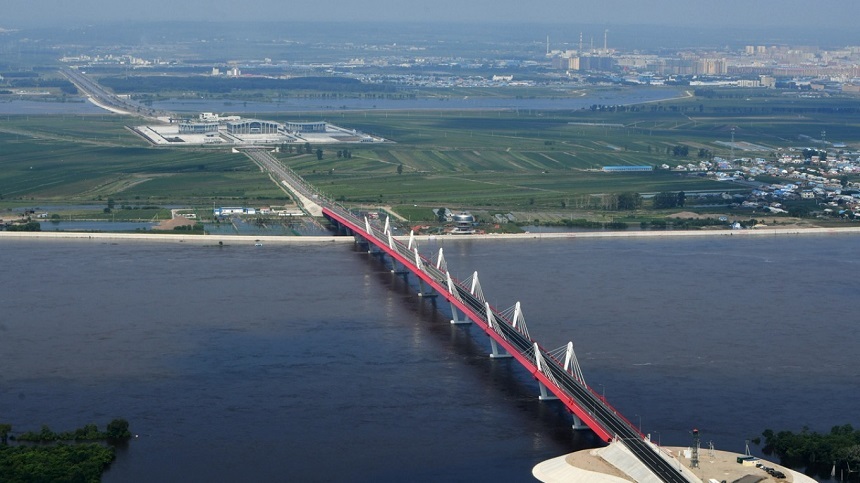 Rusia şi China au inaugurat vineri un nou pod transfrontalier în Orientul Îndepărtat, în valoare de 342 de milioane de dolari