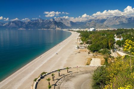 IRI Travel: Înregistrăm o creştere de 80% a rezervărilor faţă de aceeaşi perioadă a anului precedent. În topul rezervărilor sunt: Mamaia, Nisipurile de Aur, Thassos şi Kuşadasi. Pachetele turistice s-au scumpit cu 10-20% faţă de 2021 