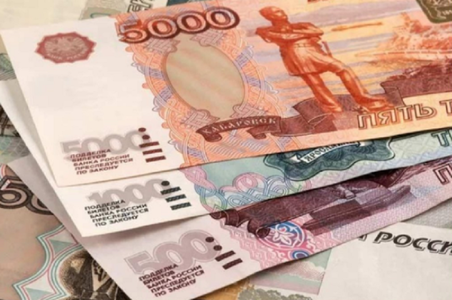 Rubla rusească a urcat luni la un maxim de aproape şapte ani faţă de dolar, pe piaţa valutară din Moscova