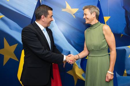 Grindeanu: Împreună cu vicepreşedintele Comisiei Europene, Margrethe Vestager, am agreat cea mai bună soluţie pentru restructurarea Tarom. Variantele de lucru discutate şi convenite vor asigura stabilitatea economică a acestei companii