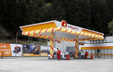 Rompetrol anunţă că „se alătură în mod voluntar măsurii propuse de Guvernul României pentru reducerea cu 50 de bani a preţului carburanţilor”

