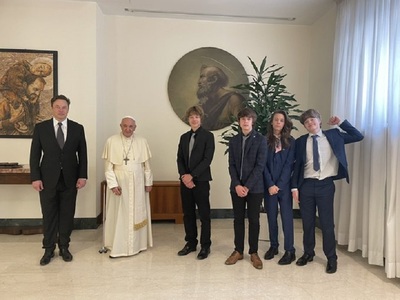 Elon Musk a revenit vineri pe Twitter, după o pauză de nouă zile, postând o fotografie în care se află alături de papa Francisc