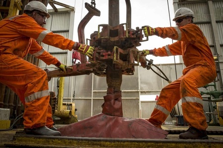 Lucrători ai unor platforme marine din Norvegia intră în grevă, reducând producţia de petrol şi gaze