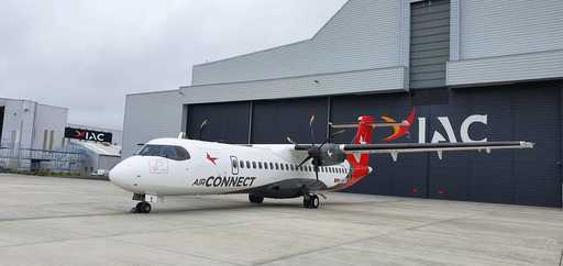 O nouă companie aeriană românească, AirConnect, va opera curse interne şi zboruri tip charter în România. Prima aeronavă a ajuns joi pe Aeroportul Internaţional Bucureşti Băneasa, iar flota companiei va avea patru aeronave. Din toamnă, AirConnect va lansa zborurile interne
