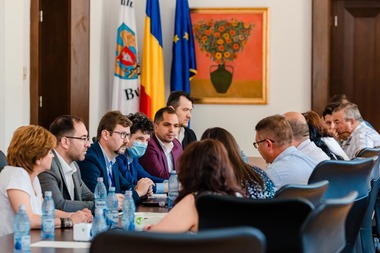 Nicuşor Dan anunţă extinderea semaforizării inteligente în Bucureşti, într-un proiect care se va derula în patru etape / Prima etapă vizează 85 de intersecţii / Studiul de fezabilitate, estimat la 3,4 milioane de lei  